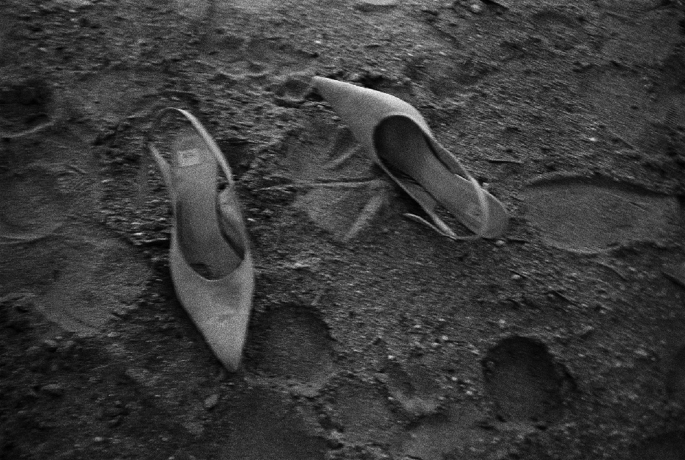 Peter Lindbergh _ Milla's shoes, Mojave desert, 1990 © Peter Lindbergh (courtesy Peter Lindbergh, Paris).jpg